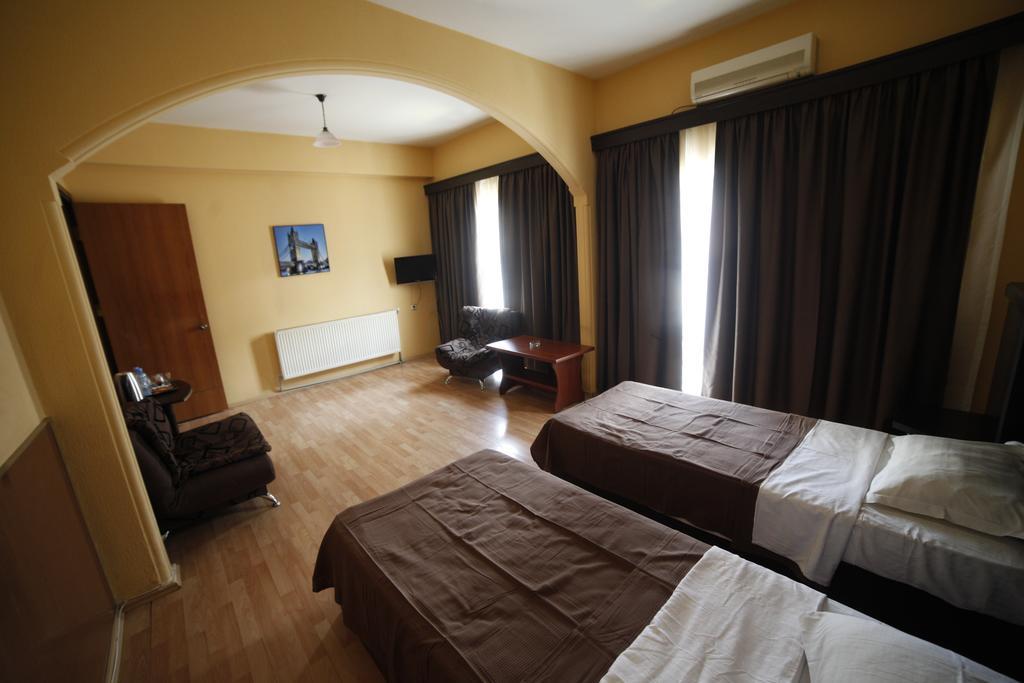 Avenue Hotel Tiflis Habitación foto